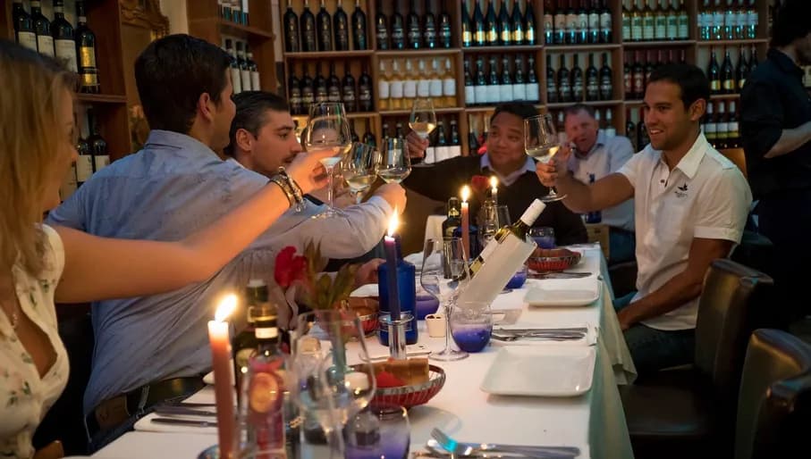 Ciro Passami L'Olio people having dinner