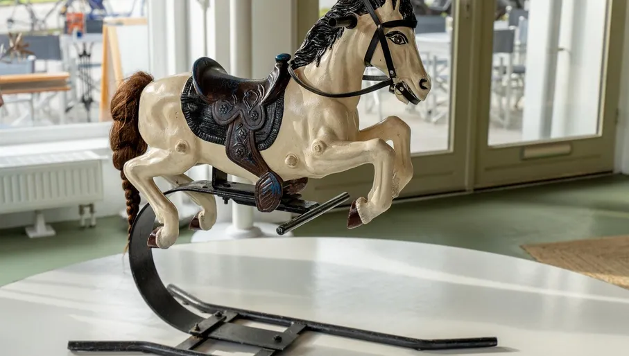 Neighborhood café Podieum, with toy horse on display on a small stage