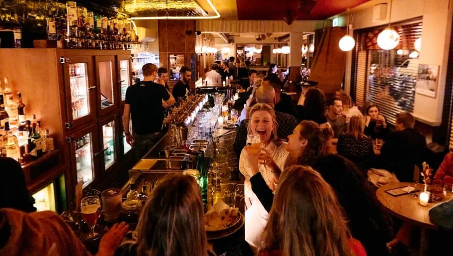 Arie café-restaurant people having drinks