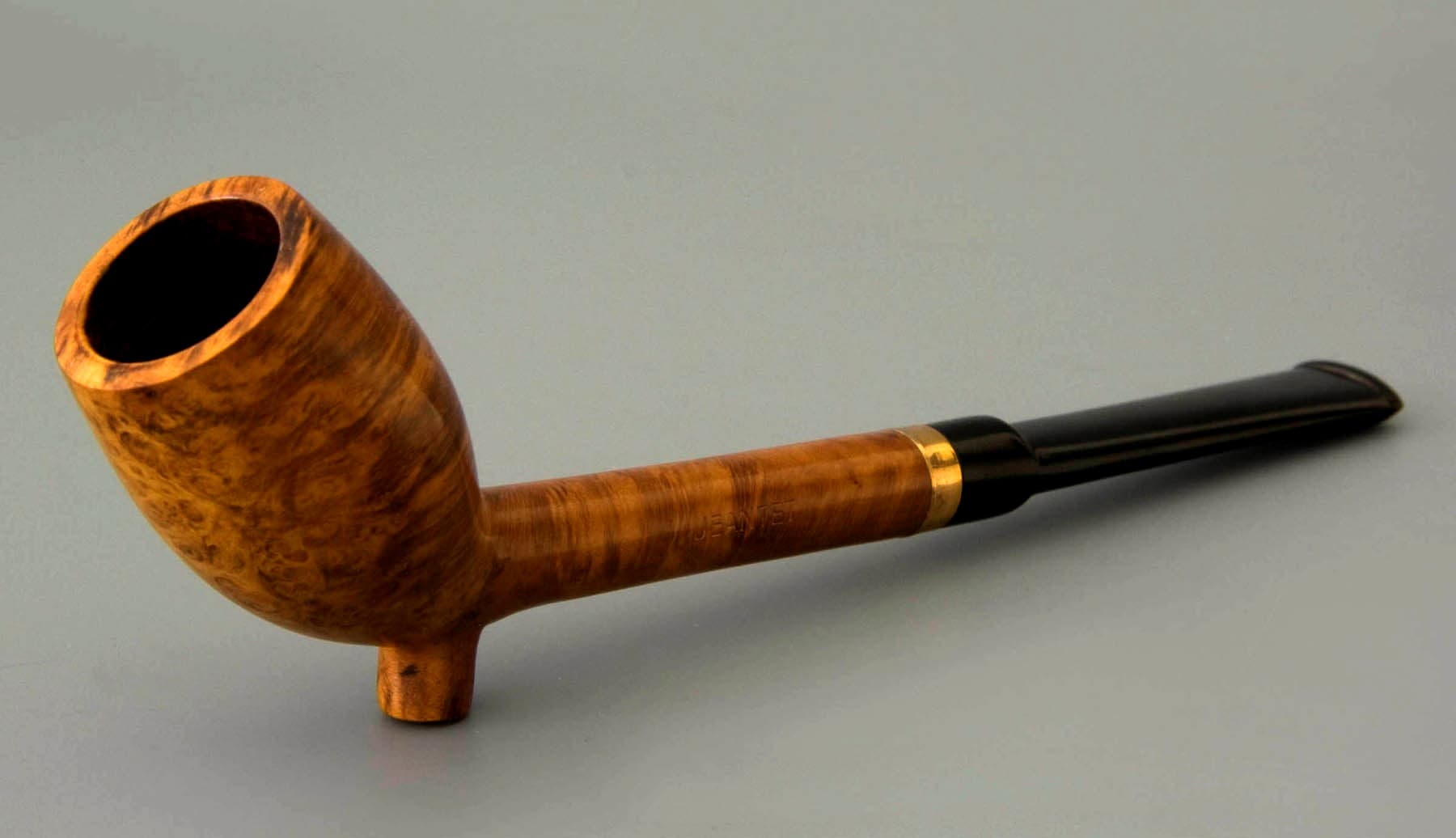 Moderne houten pijp in de vorm van een traditionele Goudse kleipijp: ovale kop met hiel