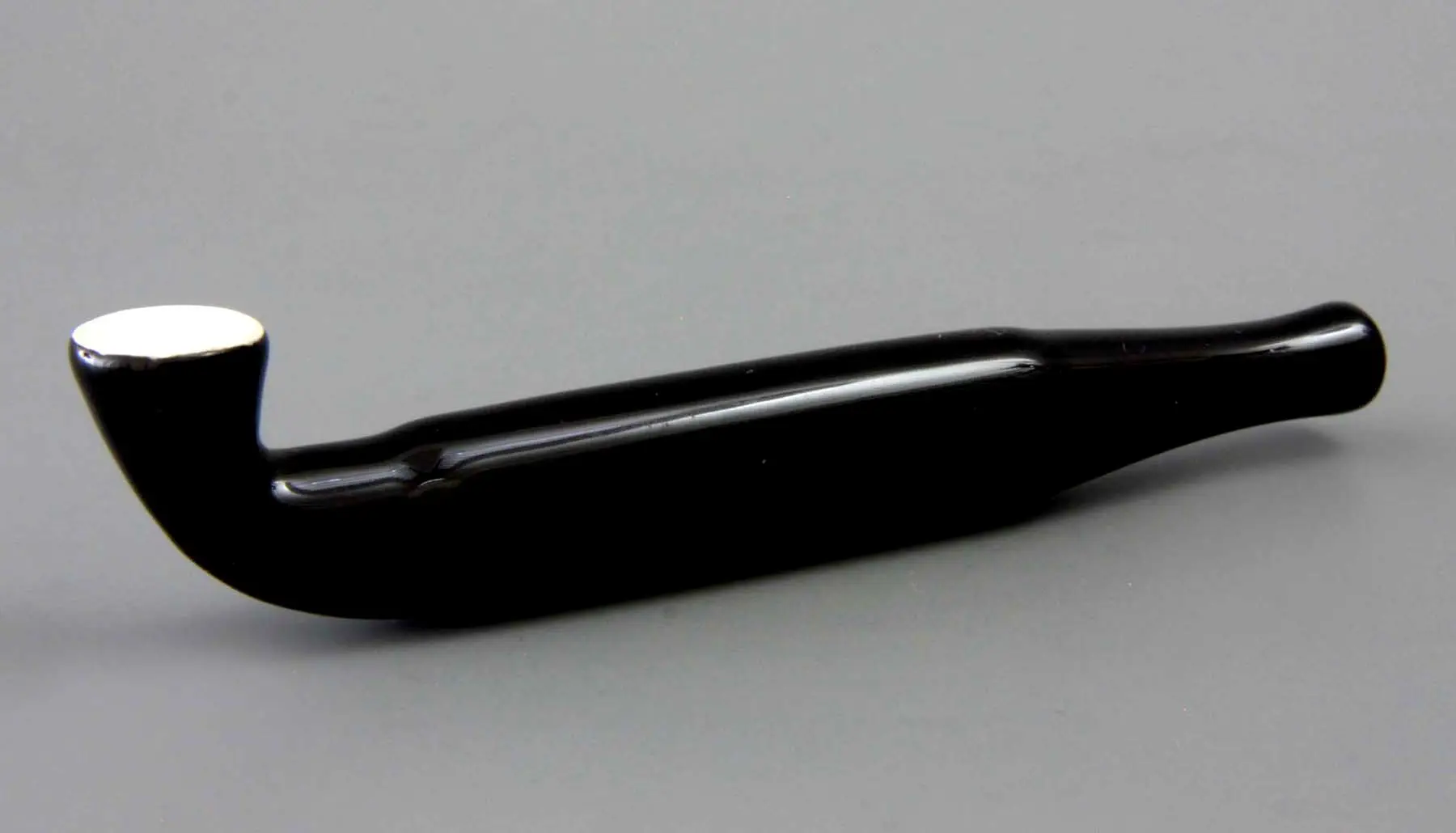 exclusief tabakspijpje uit Japan in zwart porselein