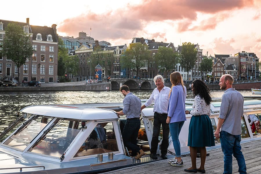 Guests getting on the boat of the Dutch Cheese & Wine Cruise