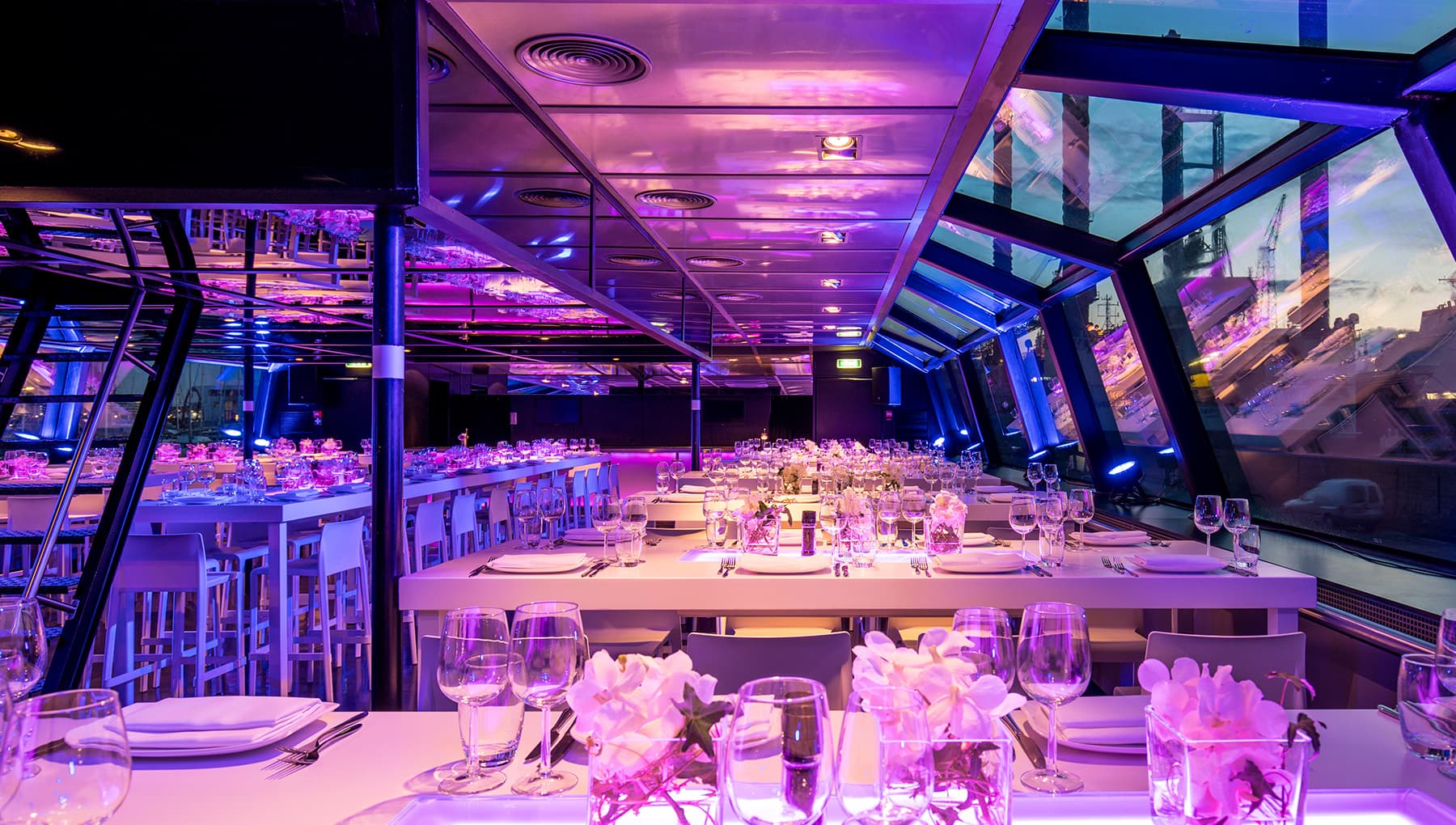 Zakelijke groepsdiner met uitzicht over het water