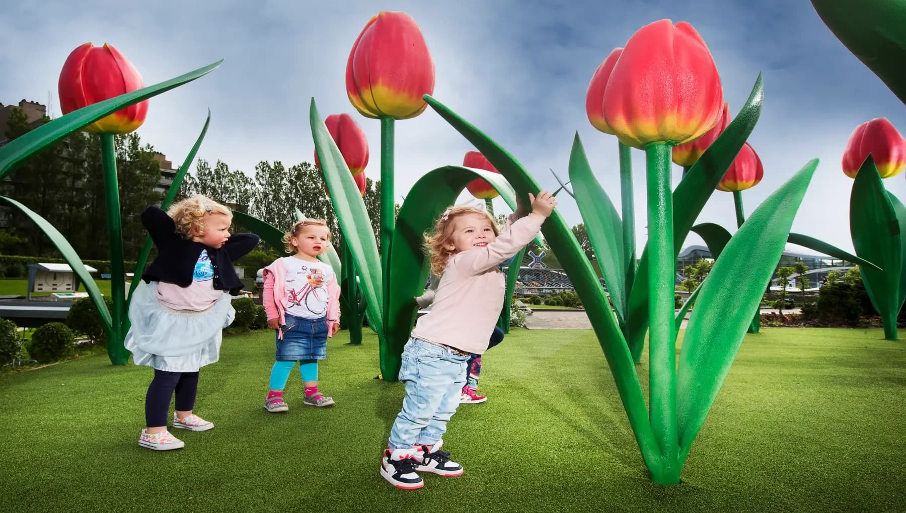 Kleuters met XXL tulpen