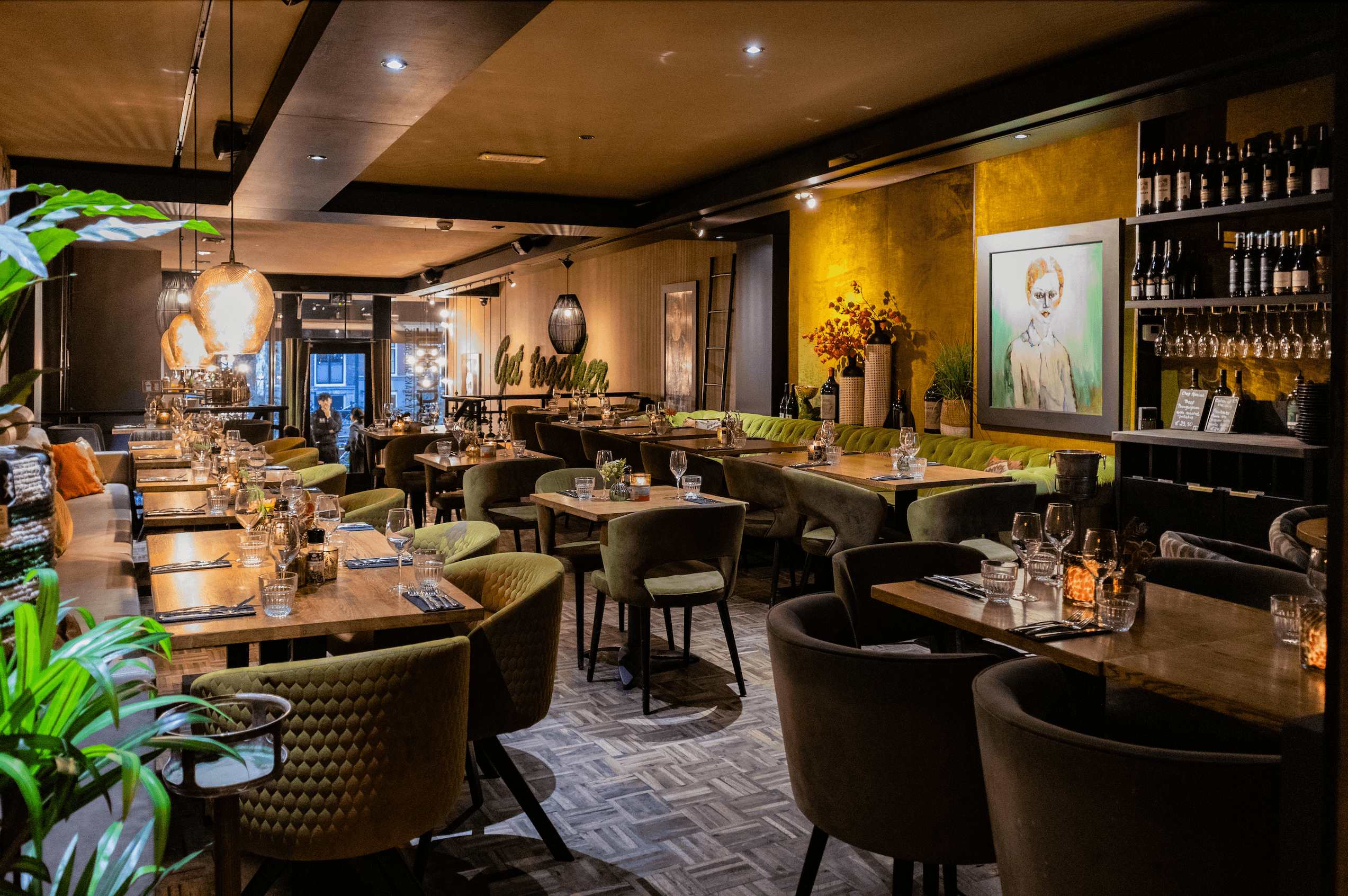 Restaurant Black and Blue