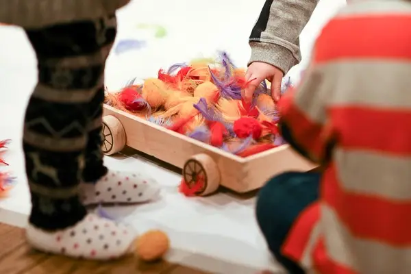 Spelen met het decor op het toneel