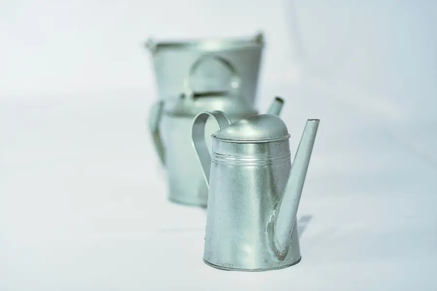 Gieters met... wat zou er in zitten?