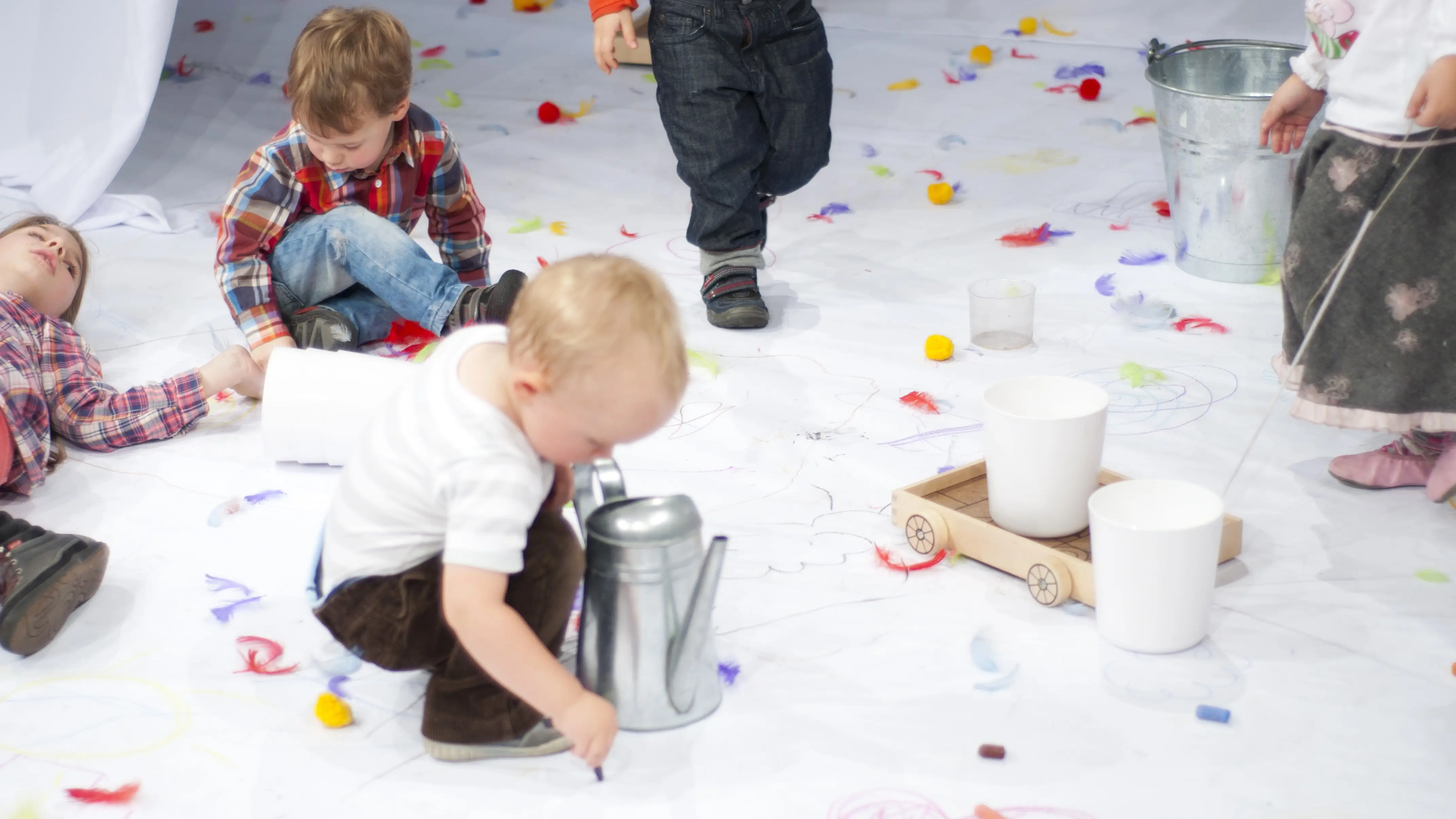 Met krijtjes tekenen op de vloer