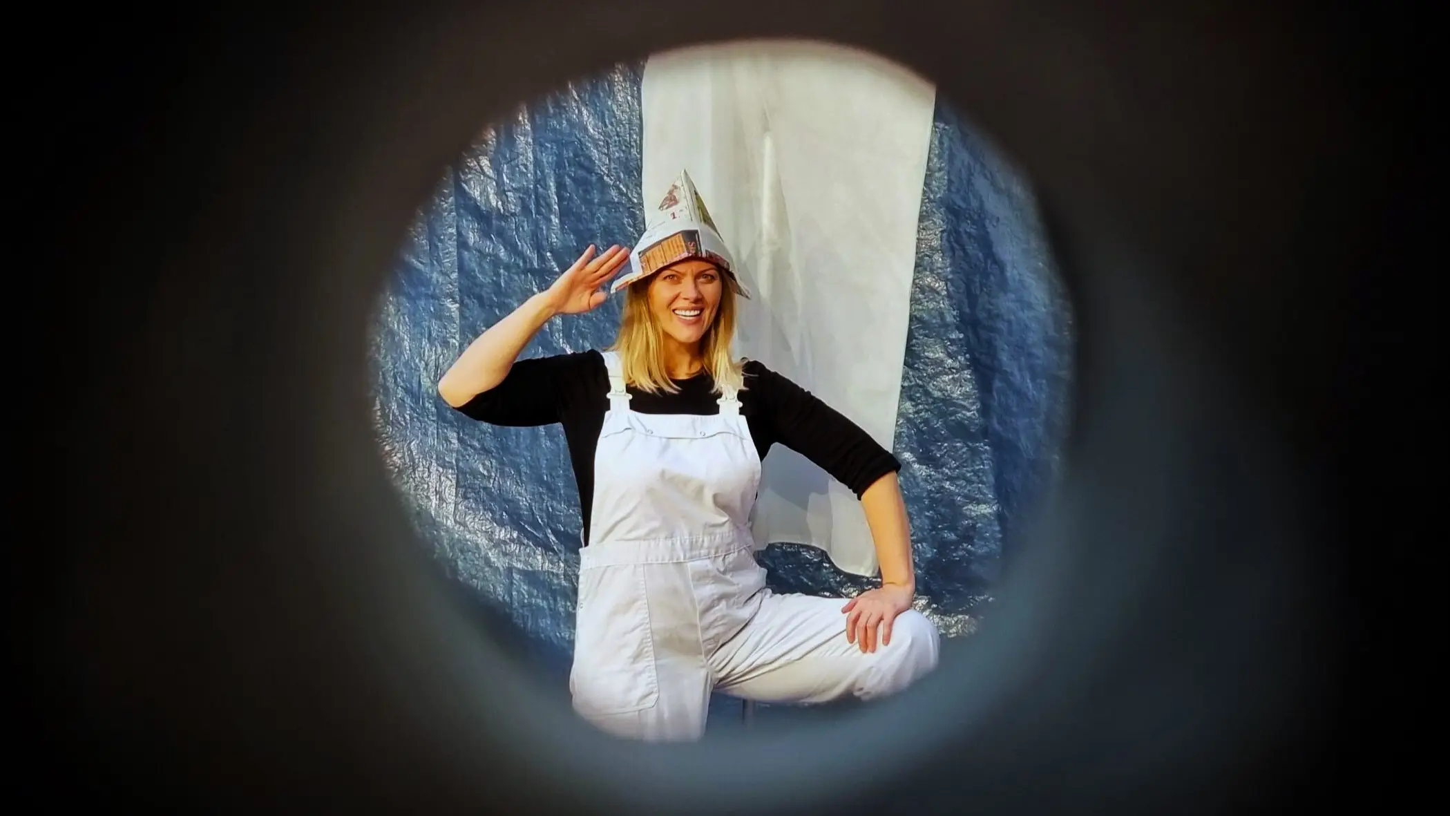 Matroos door een verrekijker