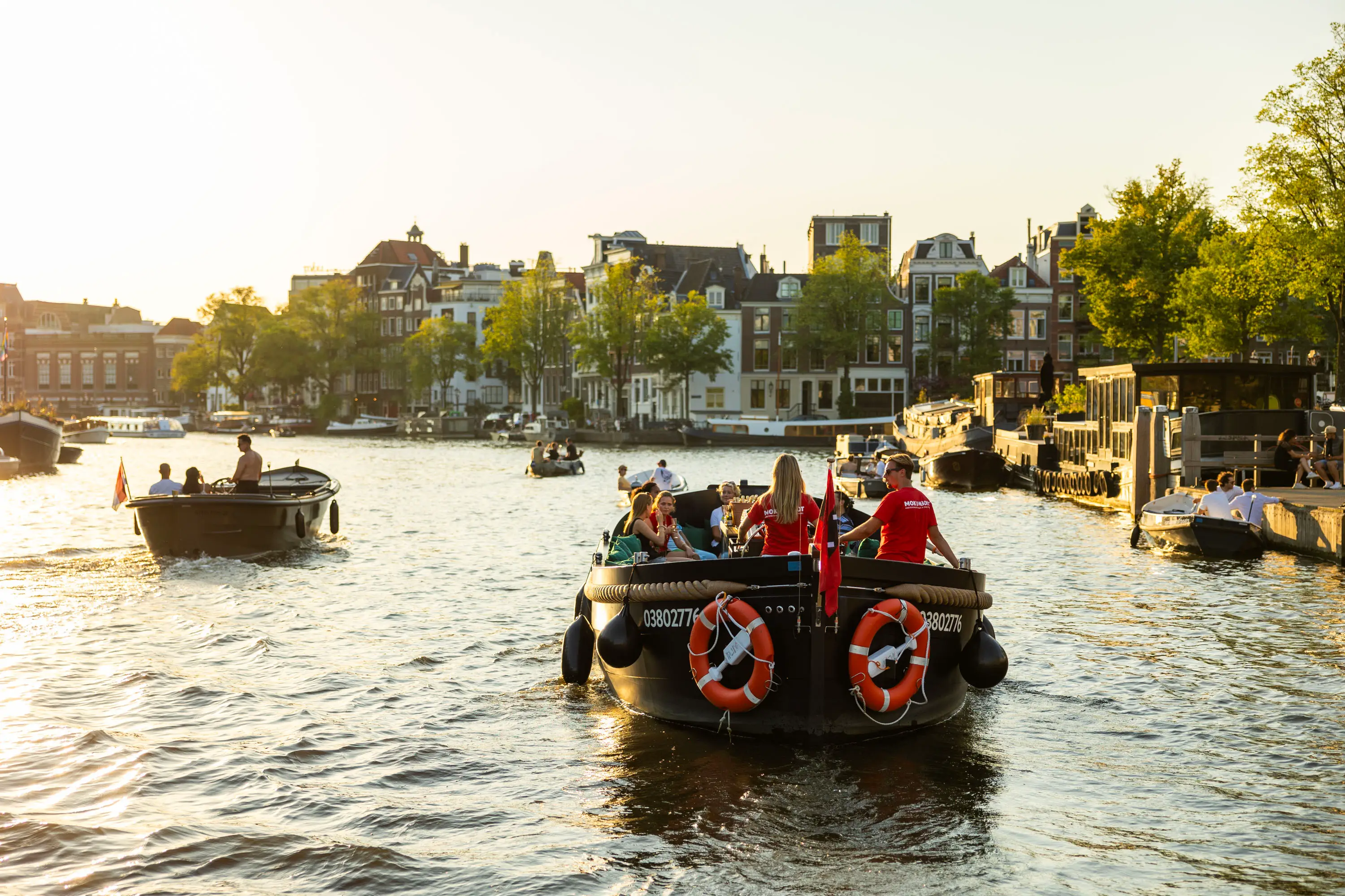 Mokumboot rondvaart tijdens zonsondergang