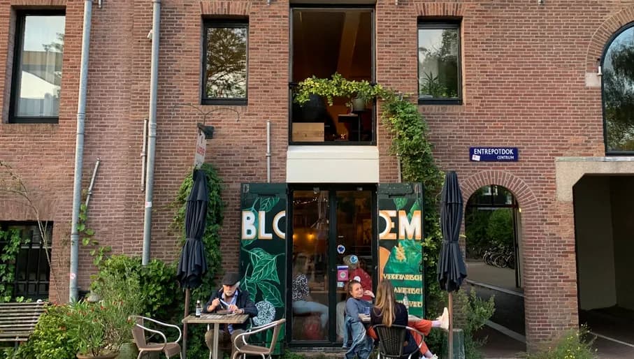 Bloem Eten & Drinken people outside sitting in front