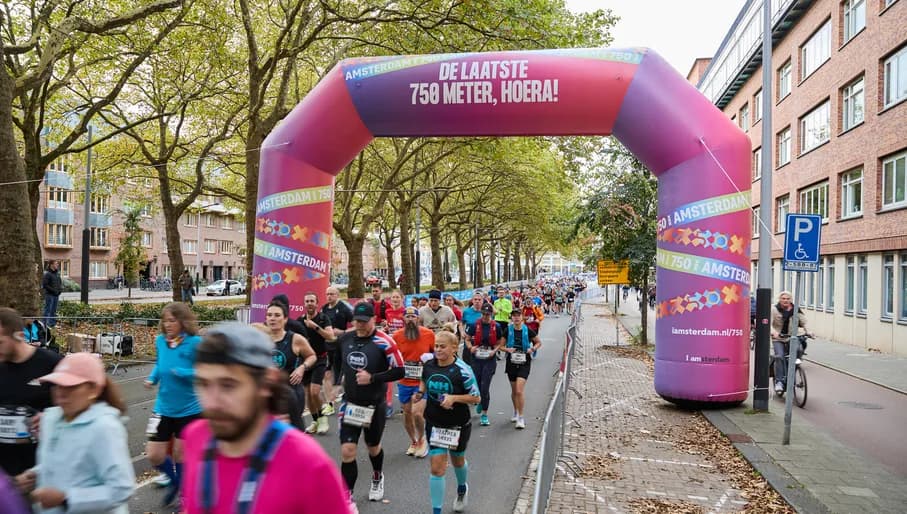 TCS Amsterdam marathon, 750 cheering arch.
