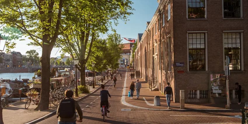 People cycling and walkng in the Amstel street
