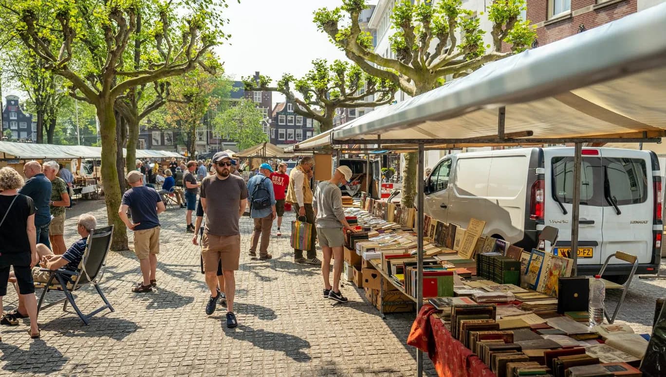 People strolling at the Spui Boekenmarkt