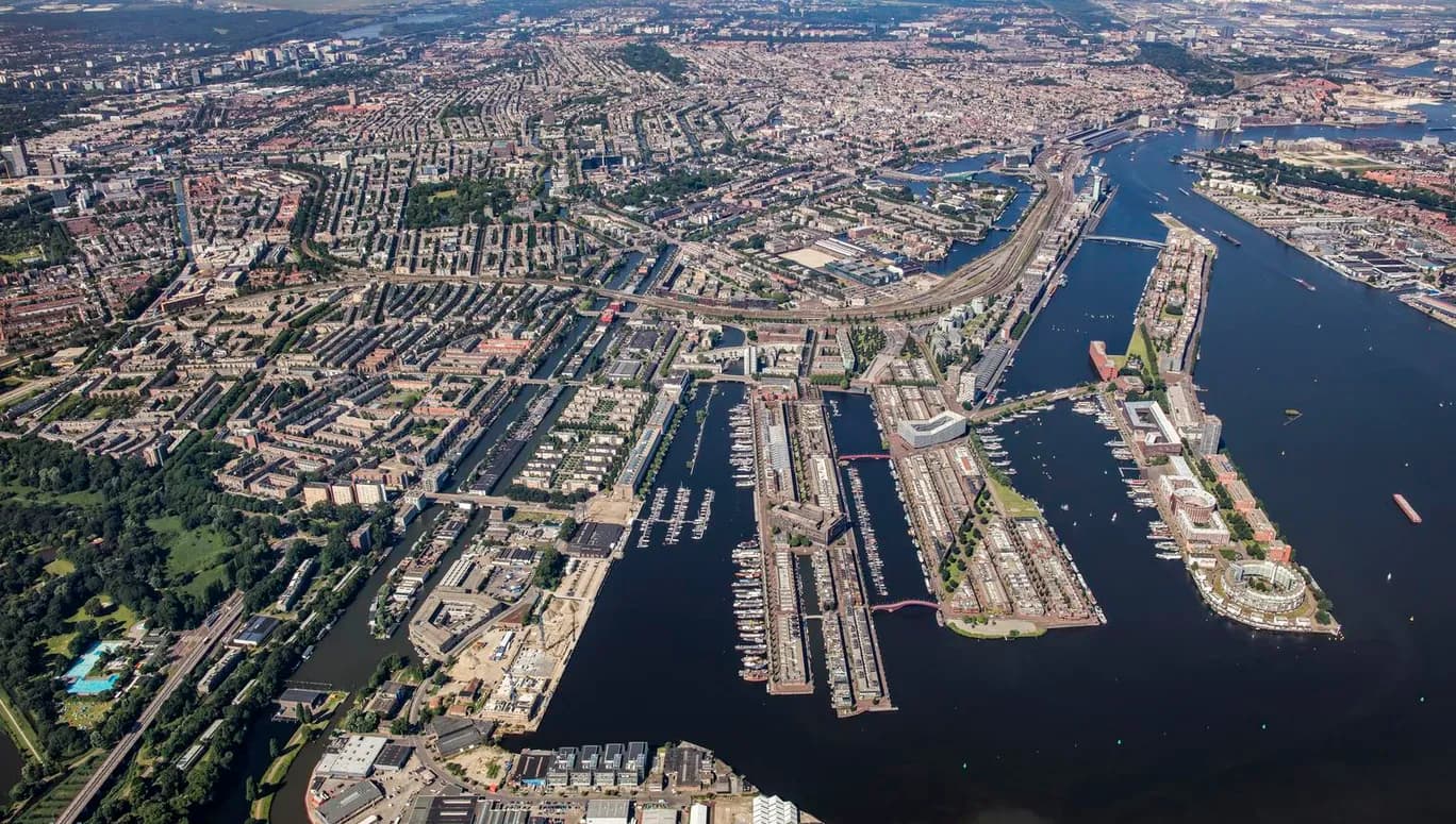 Amsterdam, 19 juli 2016. Overzicht binnenstad vanaf de Oostelijke eilanden. foto Peter Elenbaas