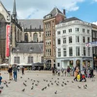 People in front of De Nieuwe Kerk at Dam Square