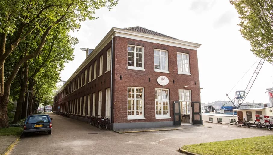 De Scheepskameel exterior and entrance