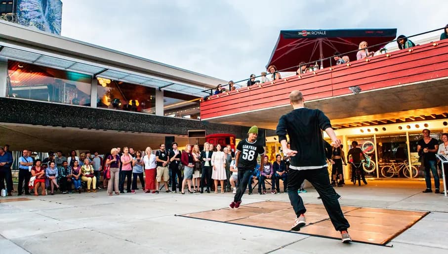 Breakdancing outside Tolhuistuin