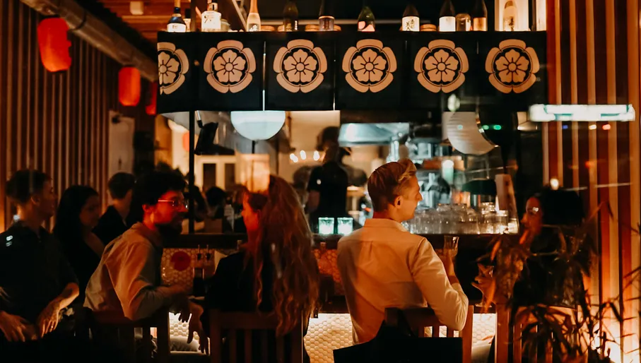 Couples sitting at interior of restaurant Mr Gyoza on Eerste Helmersstraat 174