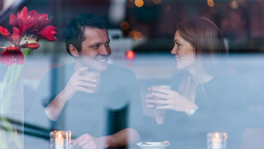 Romantiek, koppels, hot-choco, pre-valentijn, lampjes. Romance, couples,