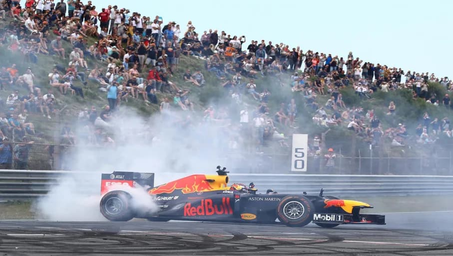 Max Verstappen in aktie tijdens de maandag van de Jumbo Racedagen op circuit Zandvoort. foto: Chris Schotanus