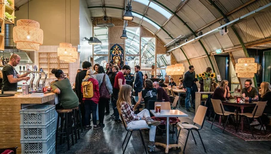 Customers at Brouwerij Kleiburg brewery during 24H Zuidoost 2017
