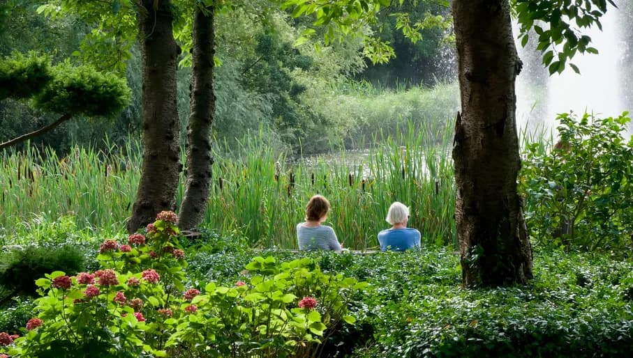 2 people enjoying the sun in Amstelpark