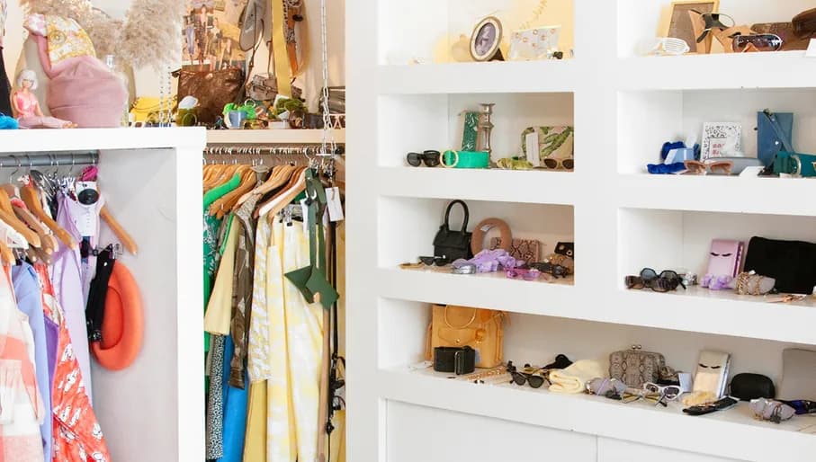 Jutka & Riska shop clothing rack and display