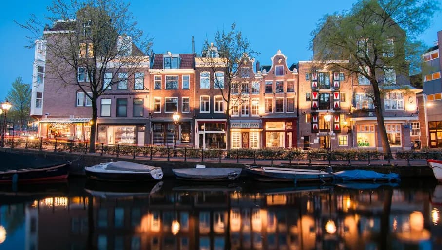 Spiegelgracht in the Evening in the Spiegelkwartier