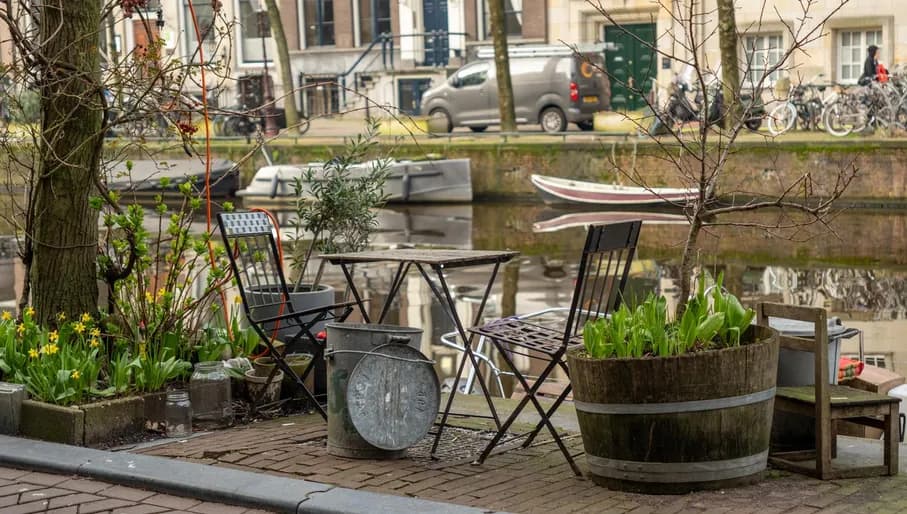 Happy Bookieman at the Herengracht,
tables alongside the canal