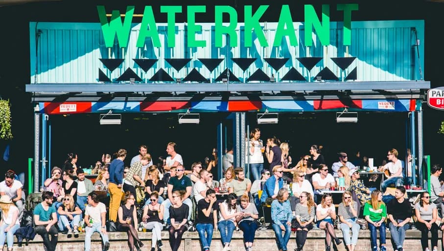 Waterkant people sitting outside