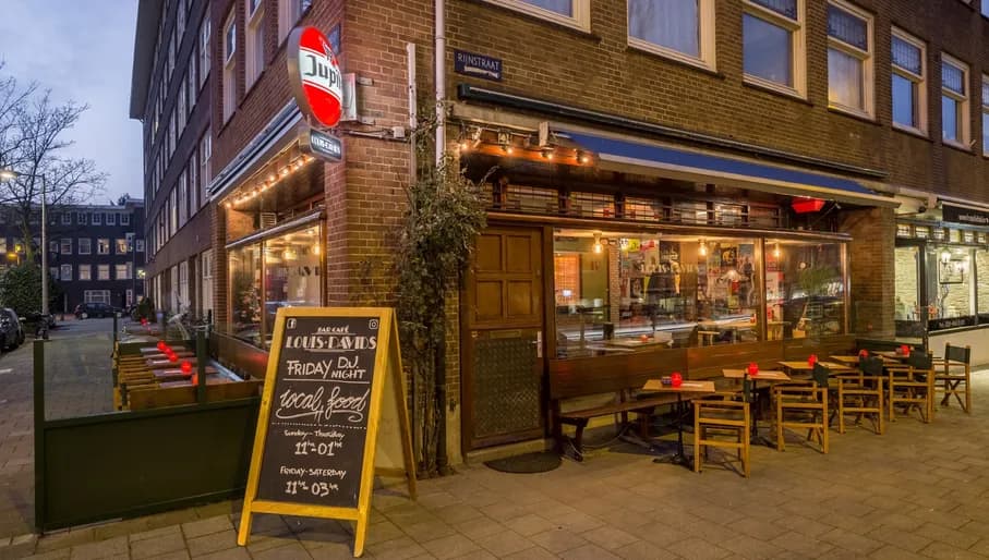 Bar Café Louis Davids exterior and terrace at night