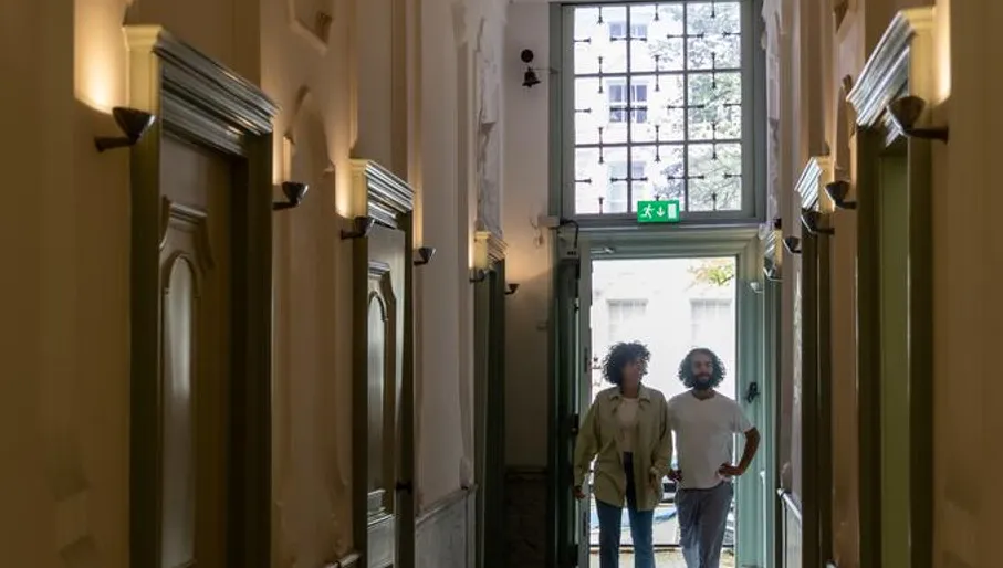 A couple enters Huis Marseille.