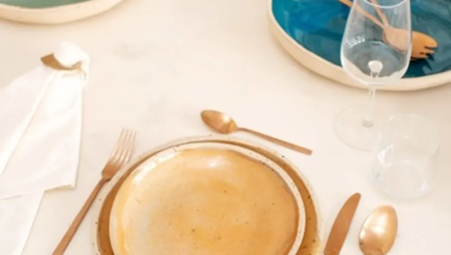 Bord aan Tafel store Oostelijk Havengebied, plates and cutlery