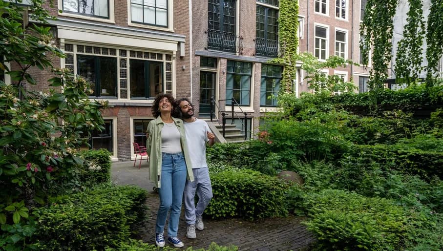A couple in the garden of Huis Marseille.