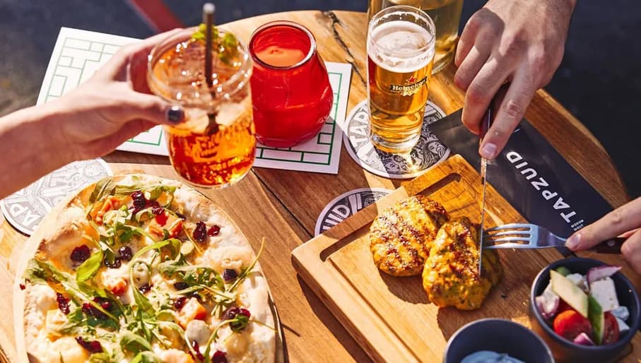 Tapzuid people enjoying food & drinks